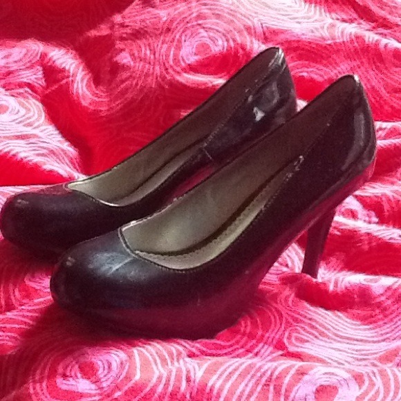 Simple Shiny Patent Black Stilettos - Picture 3 of 4