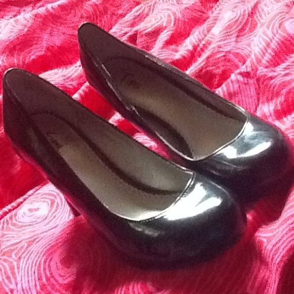 Simple Shiny Patent Black Stilettos - Picture 4 of 4