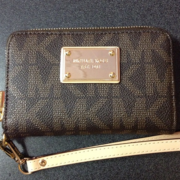 ***Traded *****Michael Kors wristlet  Authentic