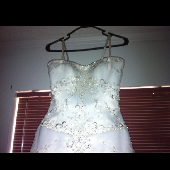 Wedding dress - Picture 2 of 4