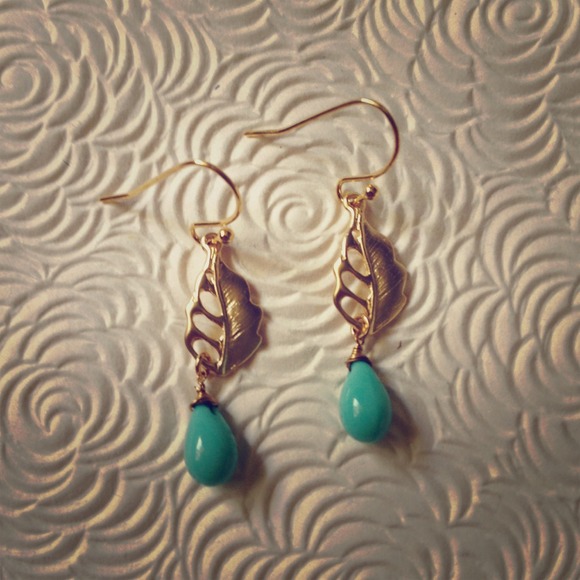 Detailed leaflet earrings