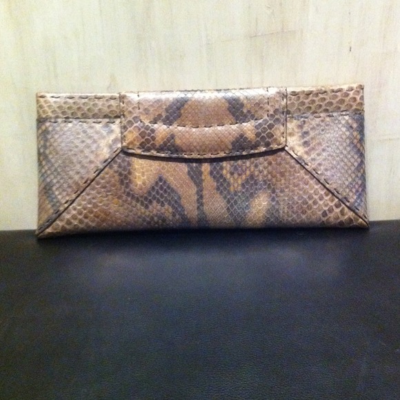 20% off today! Authentic VBH luxury Venus clutch - Picture 2 of 4