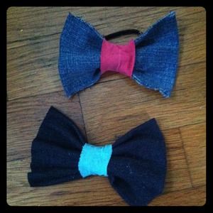 Pair of bows with bobby pin/hair tie attached