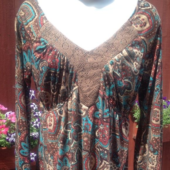 3/4 top made with 100% polyester. Very cute - Picture 2 of 3