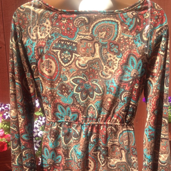 3/4 top made with 100% polyester. Very cute - Picture 3 of 3