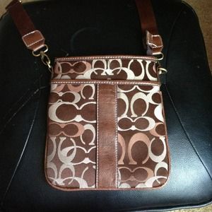 Price ✂Brown coach cross body purse.