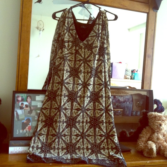 Flowy black and cream dress with optional sleeves