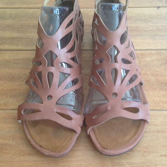 *SOLD* Nine West Brown Leather Gladiator Sandals - Picture 3 of 4