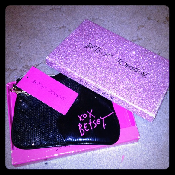 🚫sold🚫Betsey Johnson wristlet
