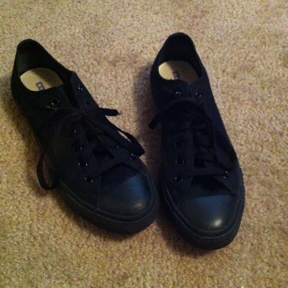 Preloved All Black Converse