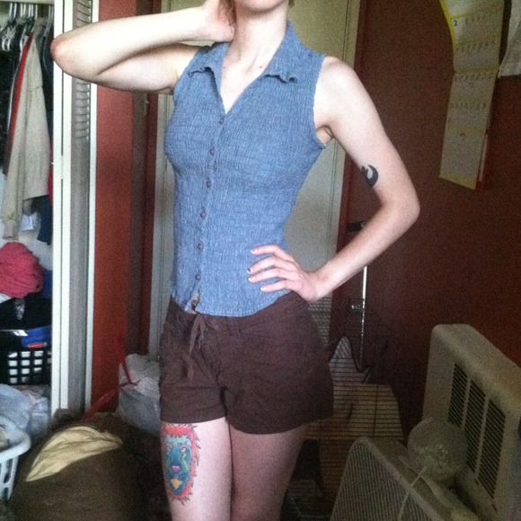Sleeveless button up with collar!