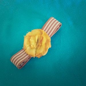 Stretch belt with yellow flower