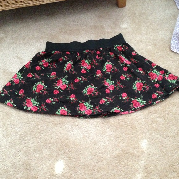 A flowy mini skirt - Picture 1 of 1