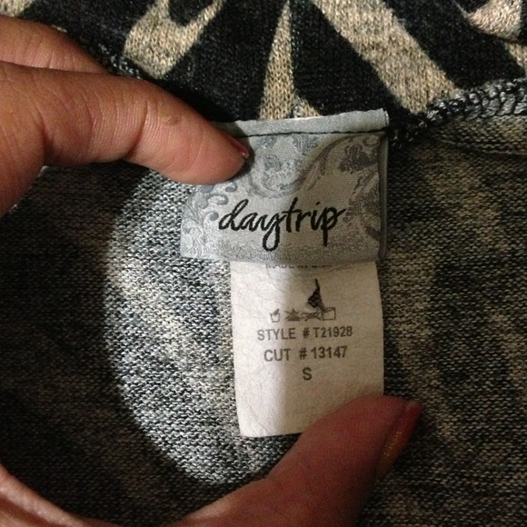 Day trip top✂️PRICE CUT✂️ - Picture 2 of 4