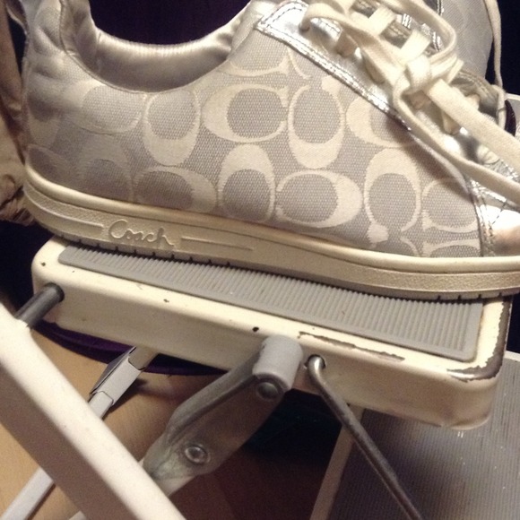 Silver coach tennis shoes!!! Size 9 - Picture 4 of 4