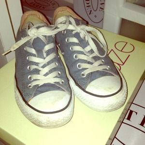 💕BUNDLE💕blue double tongue converse💙and belt