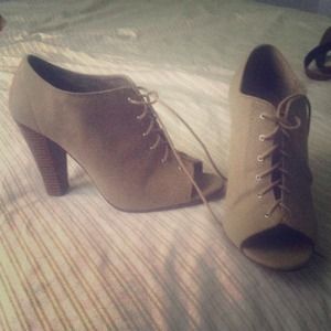 Open toe heels w/laces😱