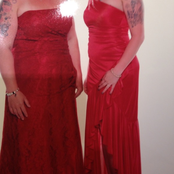 Beautiful long, silk, red dress. Slit up the front - Picture 2 of 3