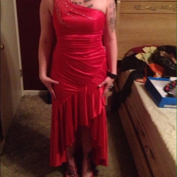 Beautiful long, silk, red dress. Slit up the front - Picture 3 of 3