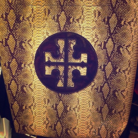 Tory Burch Handbags - ⬇REDUCED⬇Beautiful snake tote!!