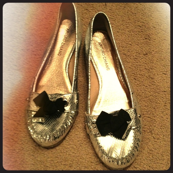 ❌SOLD! Arturo Chiang silver snakeskin flats!