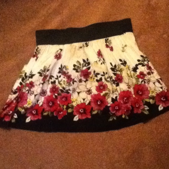 **Sold in bundle** Floral skirt size 2x