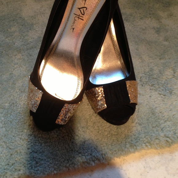 Velvet Heart Heels, size 10 - Picture 4 of 4