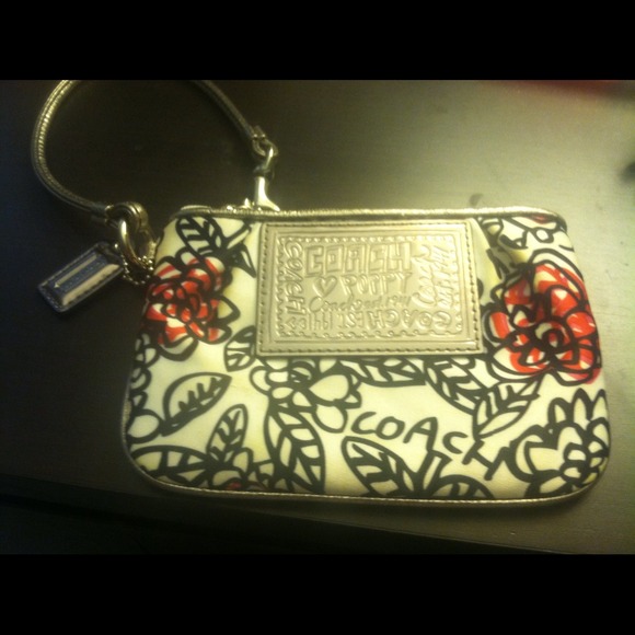 ✋SOLD! Coach Poppy Flower Wristlet