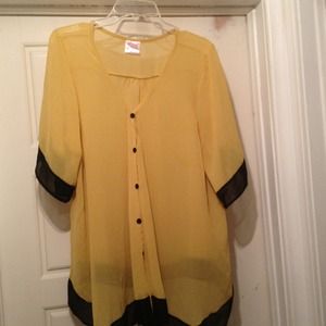 cute black and yellow! shirt!