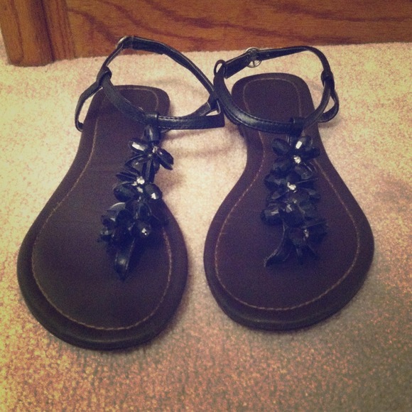 *SOLD IN BUNDLE* Cute black with beads sandals!!