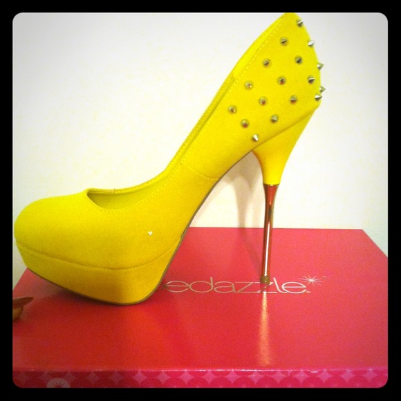 Star Studded Yellow shoes!!