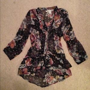 Polyester floral 3/4 sleeve blouse.