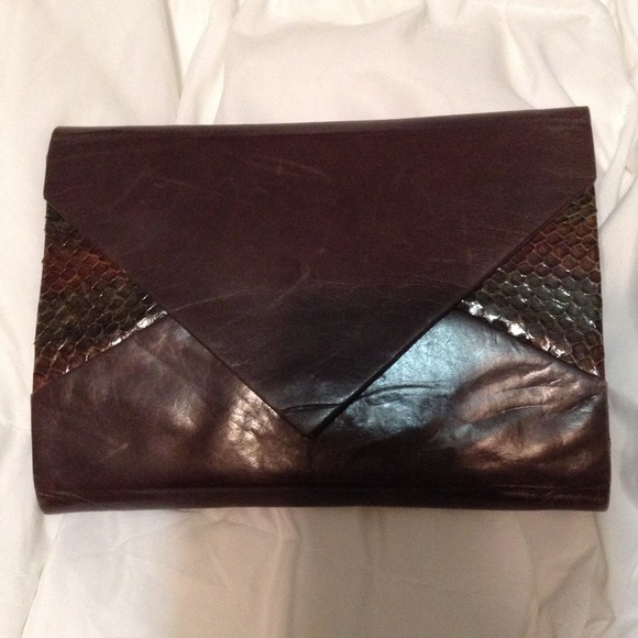 Vintage clutch w/ removable strap!
