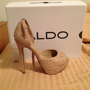 Gold studded nude stiletto's