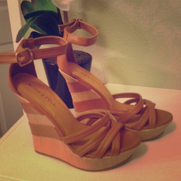 🔴Sold🔴 Light brown wedges- NWOT