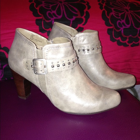 💥reduced💥 Tannish olive tone booties
