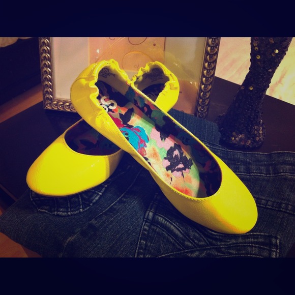 💥Hold💥 Neon Yellow Flats