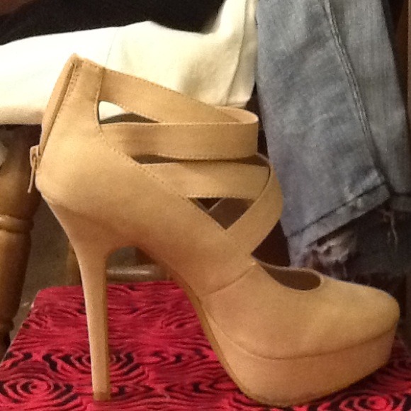 i am selling thees preety high heels hope u buy