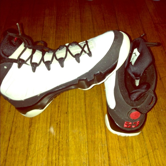 Jordan Retro 9's white/black-True Red