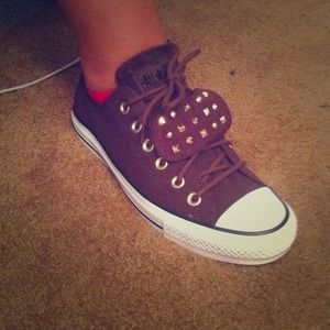 Brown two tongue converse