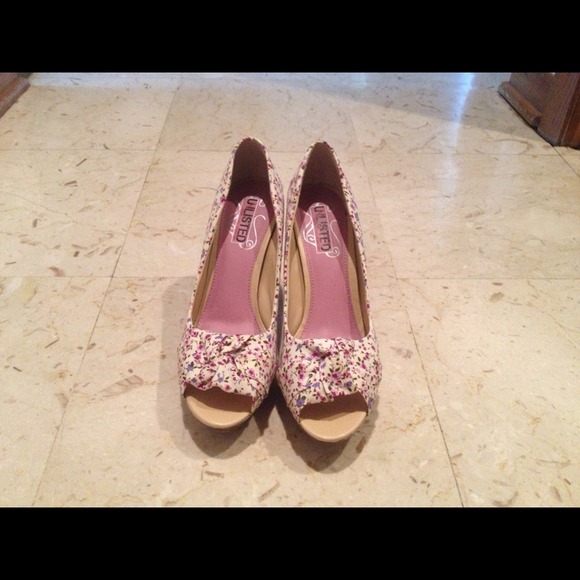 Kenneth Cole Unlisted Floral Print Heels - Picture 2 of 4