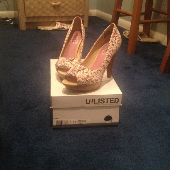 Kenneth Cole Unlisted Floral Print Heels - Picture 3 of 4