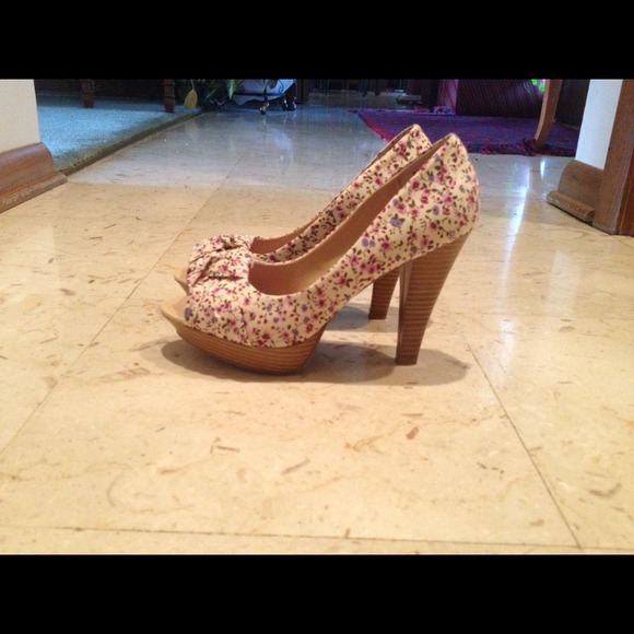 Kenneth Cole Unlisted Floral Print Heels - Picture 4 of 4