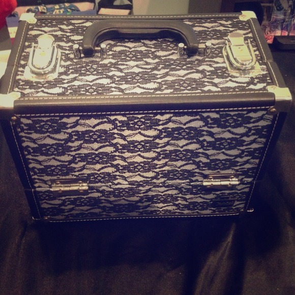 Bundle!!!!!!!! Train case and ring