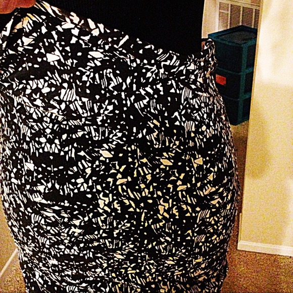 🚫BUNDLED🚫NWOT Abstract Pencil Skirt - Picture 2 of 3