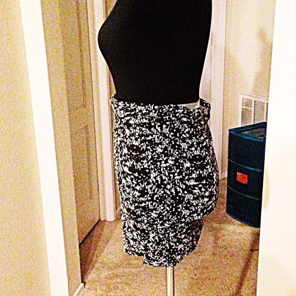 🚫BUNDLED🚫NWOT Abstract Pencil Skirt - Picture 3 of 3