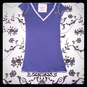V neck Hollister tee