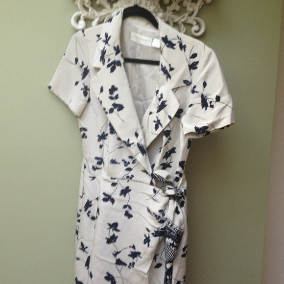 Vintage %100 silk off white and blue flower dress