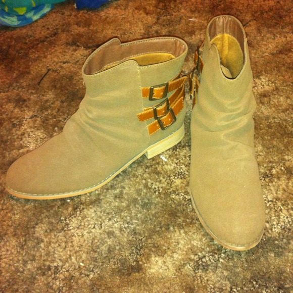 Forever 21 ankle boots. Size 10(US)