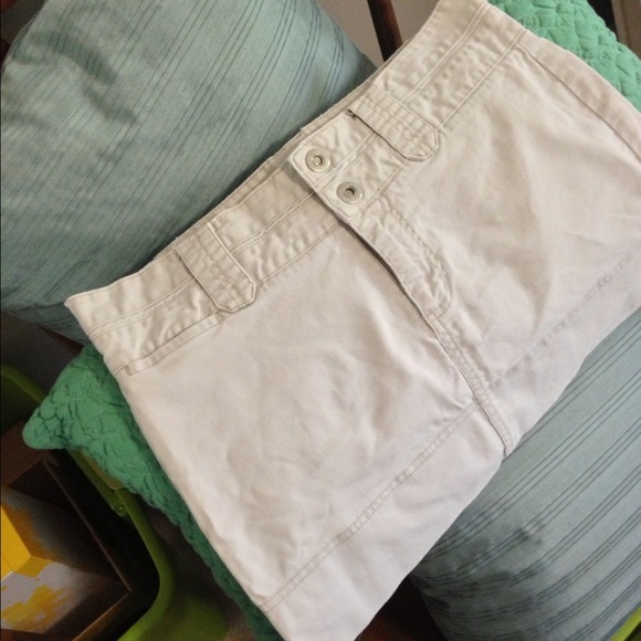 💥SOLD💥American Eagle Khaki Skirt Size 8